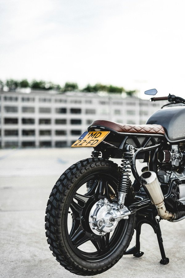 How can I retrofit a seat heating system on a Triumph Bonneville Bobber?