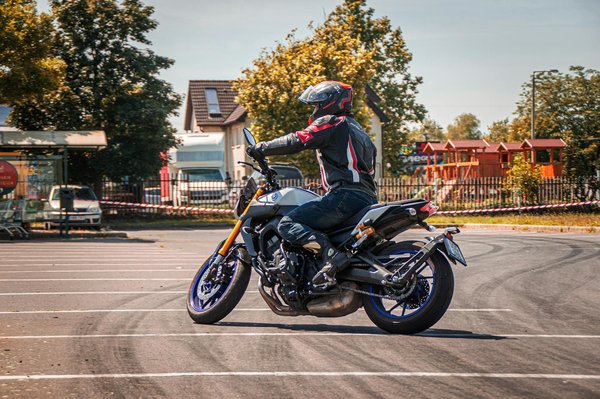 What are the necessary steps to overhaul the gearbox on a Moto Guzzi V85 TT?